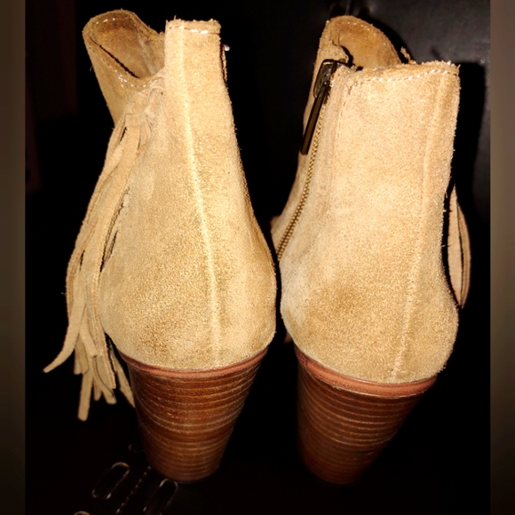 ✨Western Flair✨Vince Camuto Harlin Tan Suede Leather Fringe Booties 6M - Picture 4 of 6